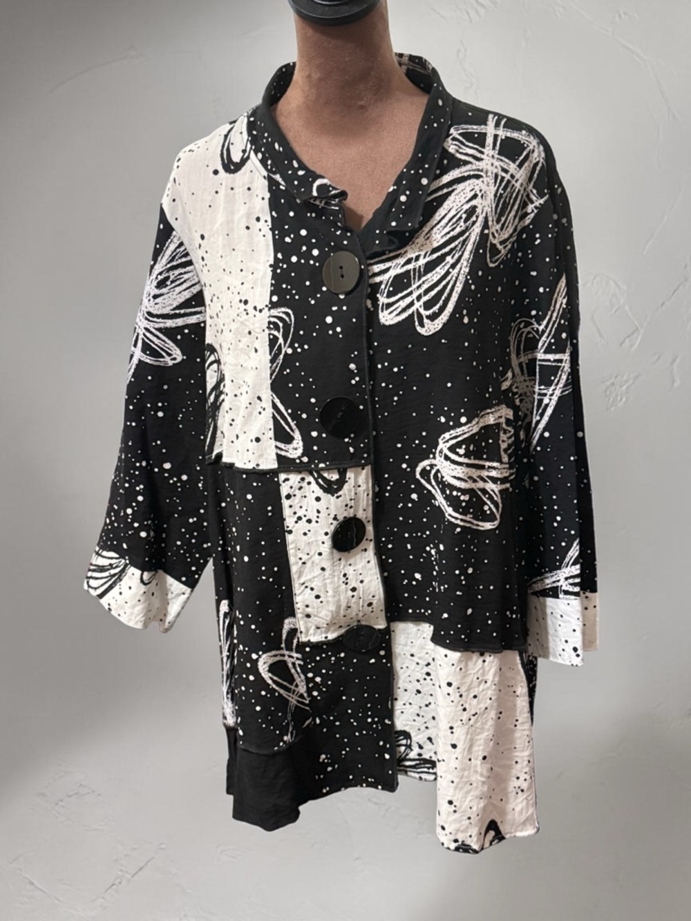 Source Unknown Black and White Abstract Button-Up Blouse-Jacket PTP 24